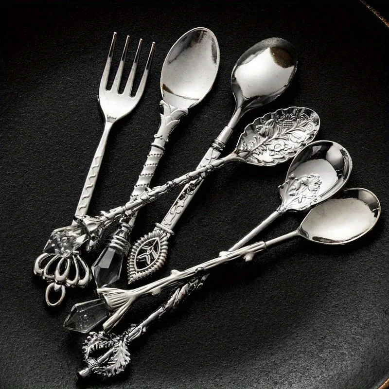 Kitchen Gadgets Gold - 6ชิ้นช้อนส้อมสไตล์วินเทจแบบราชวงศ์ช้อนชากาแฟแกะสลักทองขนมผลไม้ prikers ส้อมขนม set peralatan Makan